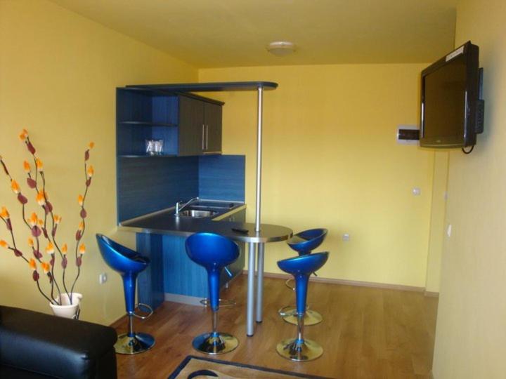 TV a/nebo společenská místnost v ubytování Tzvetelina Palace Hotel