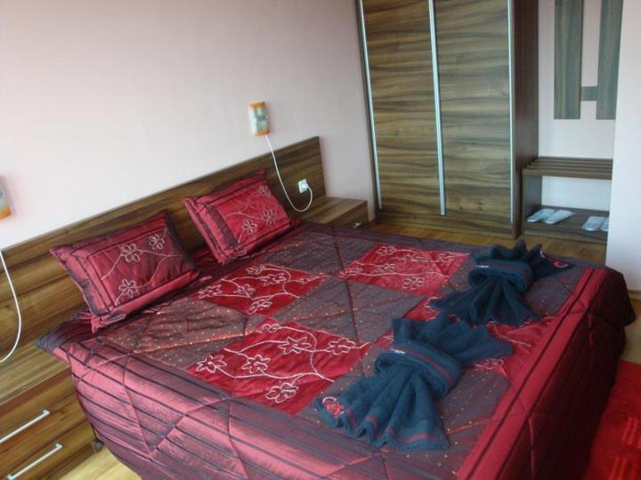 Postel nebo postele na pokoji v ubytování Tzvetelina Palace Hotel