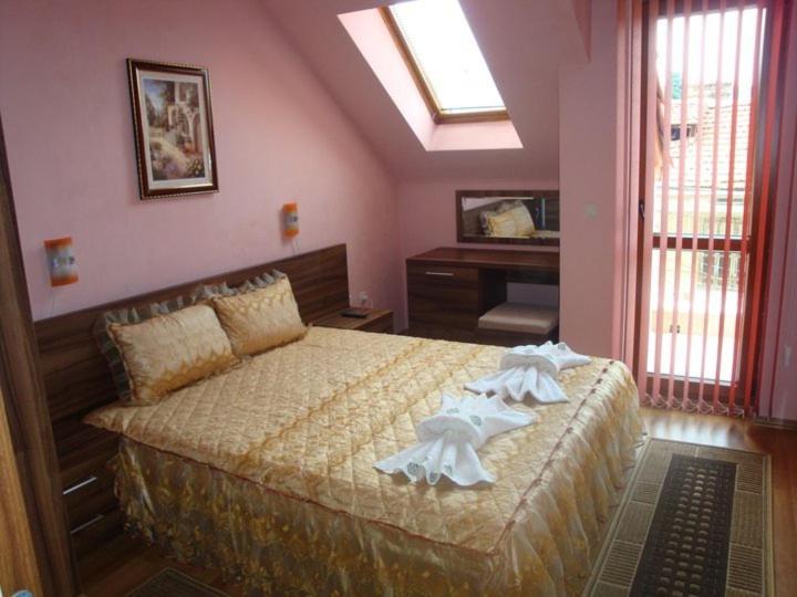 Postel nebo postele na pokoji v ubytování Tzvetelina Palace Hotel