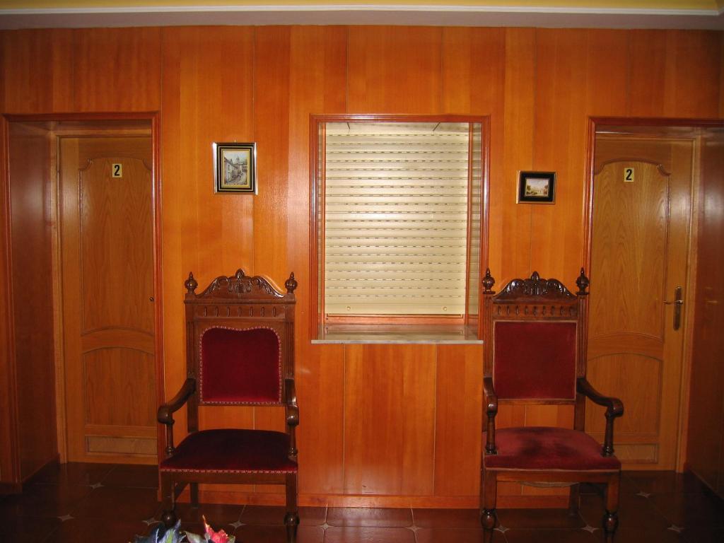 two chairs sitting in a room with a window at Casa Rural El Patio in Almadén