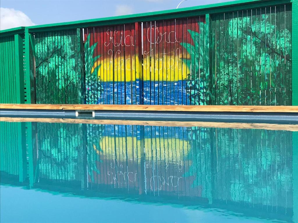 uma piscina com uma cerca com graffiti em Kea Motel em Putaruru