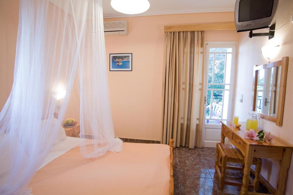 Postel nebo postele na pokoji v ubytování Pansion Filoxenia Apartments & Studios