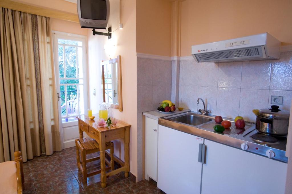 Kuchyň nebo kuchyňský kout v ubytování Pansion Filoxenia Apartments & Studios