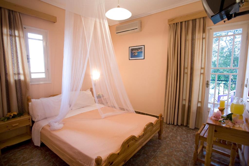 Postel nebo postele na pokoji v ubytování Pansion Filoxenia Apartments & Studios