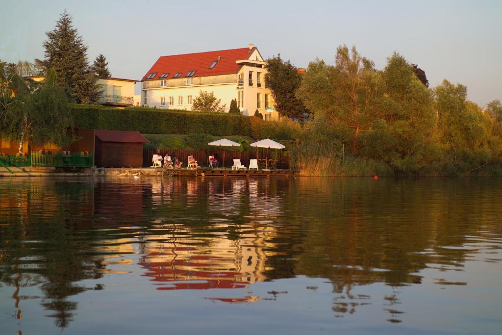 Výhled na řeku, která protéká v blízkosti hotelu