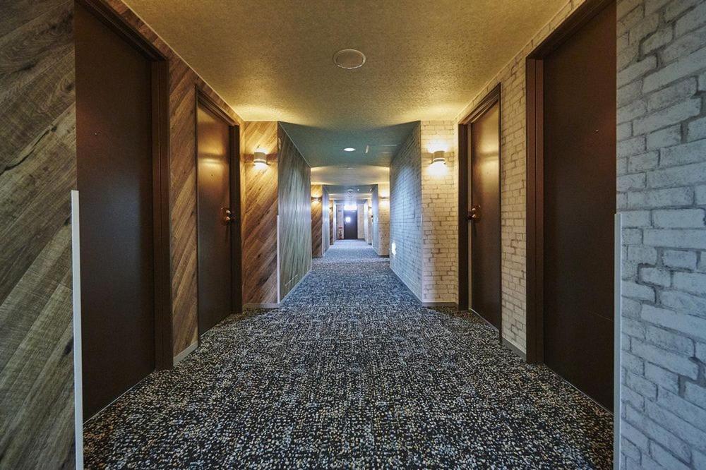 un pasillo con un largo pasillo con un largo pasillo en Annex Royal Hotel, en Odate