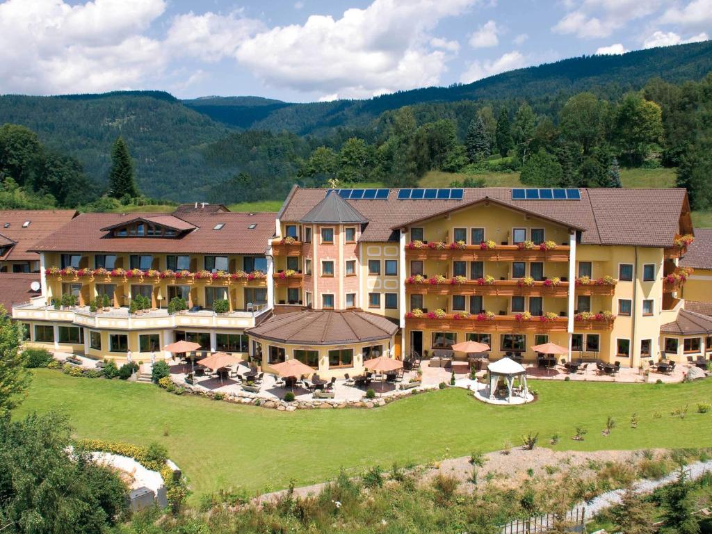 an aerial view of a resort with mountains in the background at Kristall- & Vitalhotel Bergknappenhof in Bodenmais