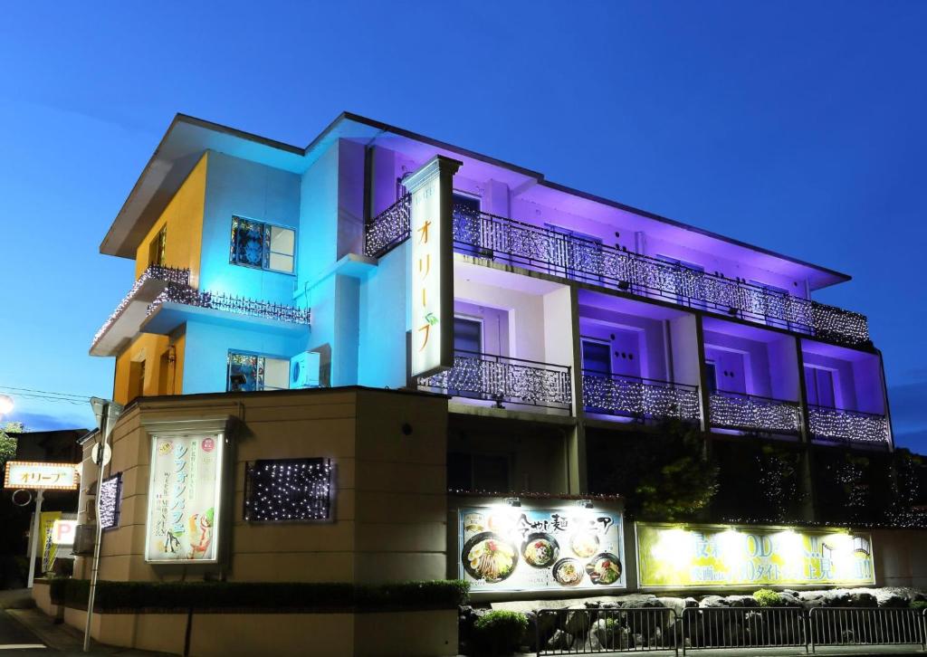 un edificio con luces moradas. en Hotel Fine Olive Kyoto Yamashina (Adult Only), en Kioto