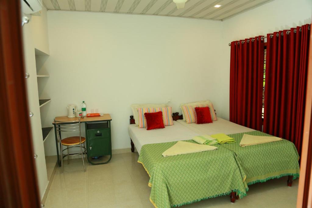 Postel nebo postele na pokoji v ubytování Marari Nest Beach Homestay