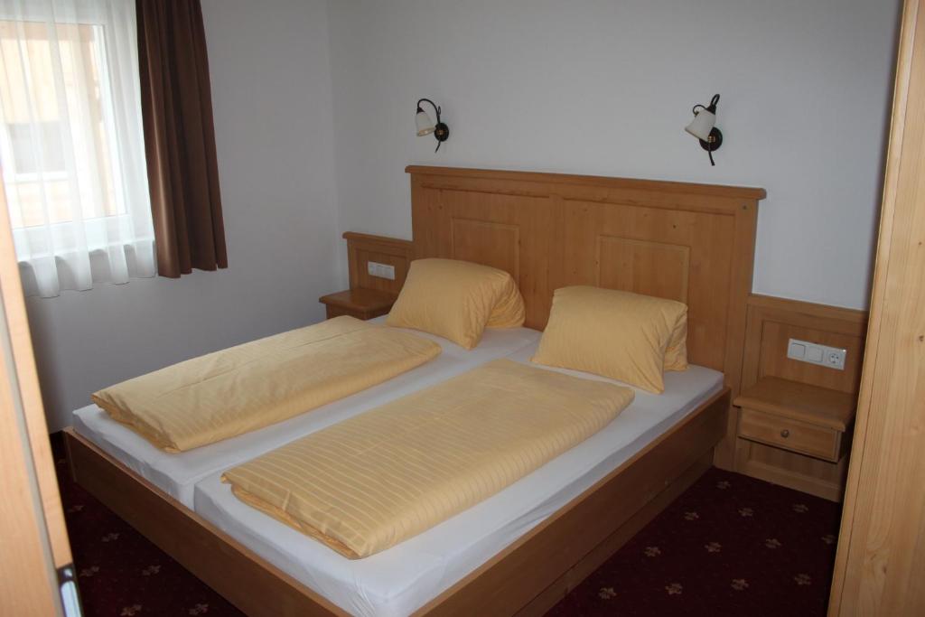Postel nebo postele na pokoji v ubytování Hotel Garni Dorfblick