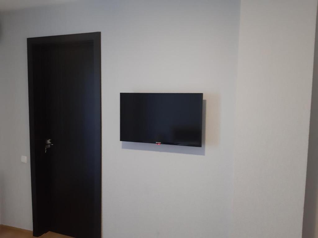 TV a/nebo společenská místnost v ubytování Sunset Telavi