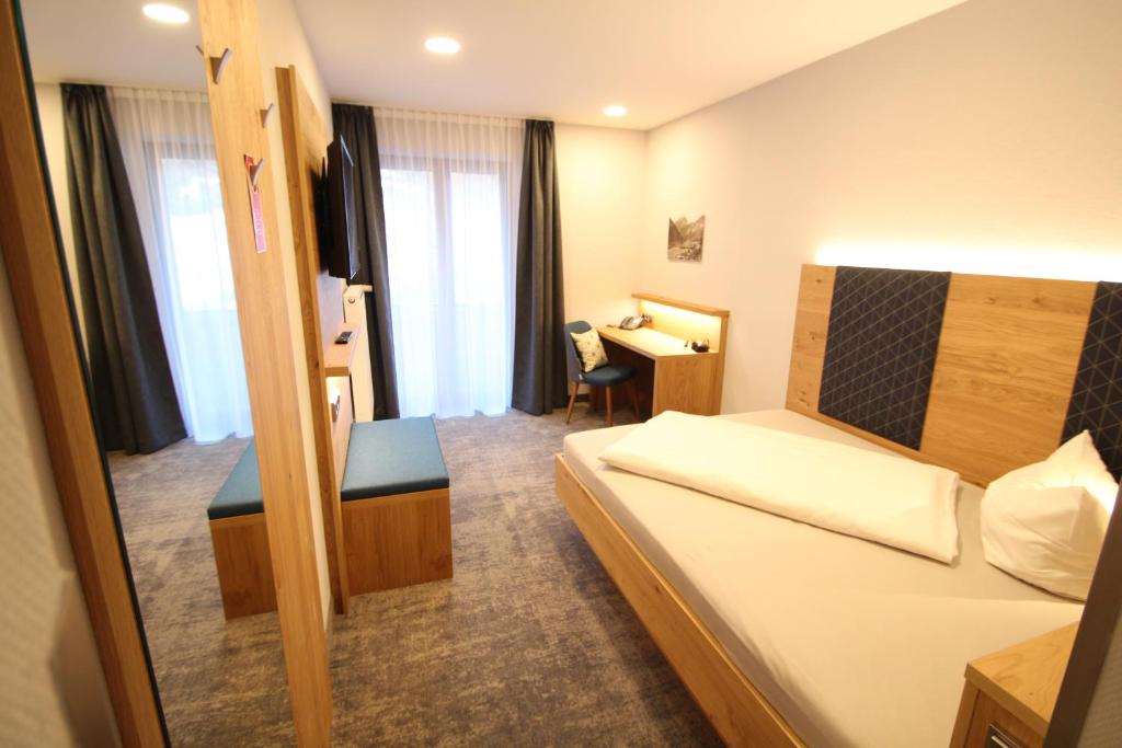 Postel nebo postele na pokoji v ubytování Hotel Seeblick