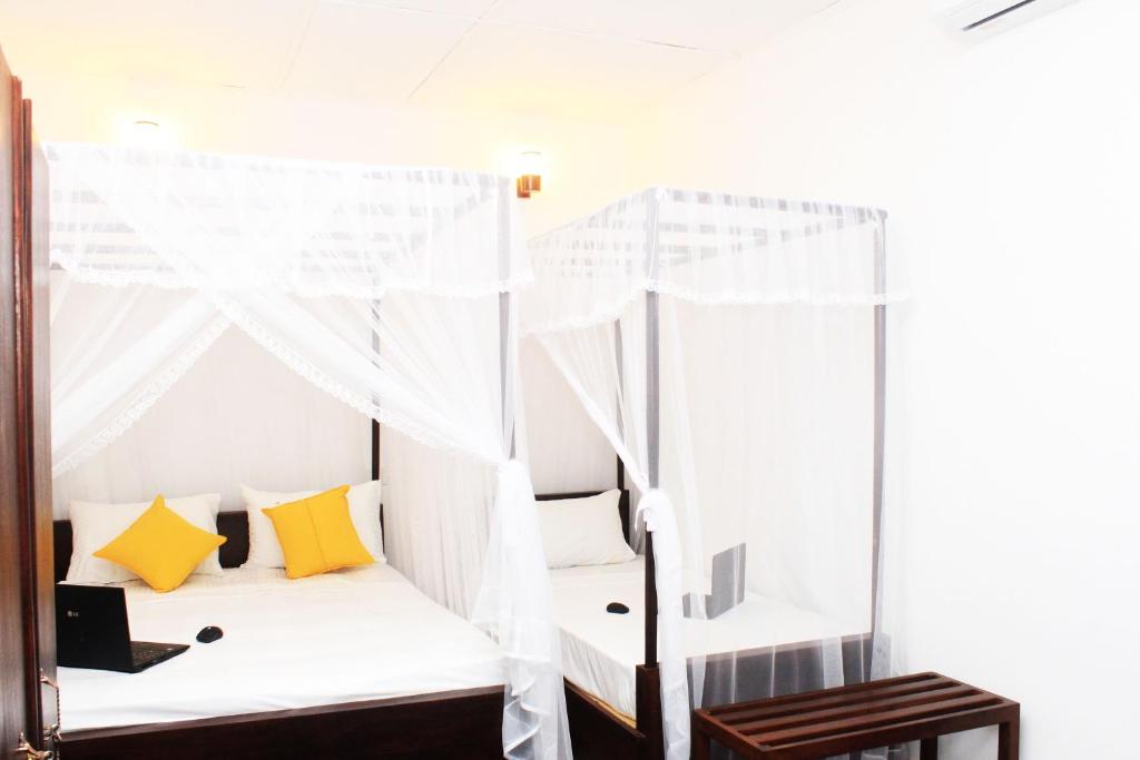 Postel nebo postele na pokoji v ubytování Hotel BEJEWELLED Sigiriya