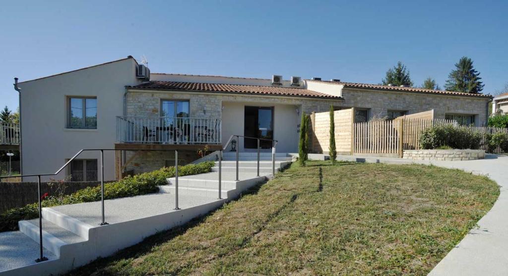 una casa con una escalera que conduce a un patio en CLOS DES THERMES A JONZAC, en Jonzac