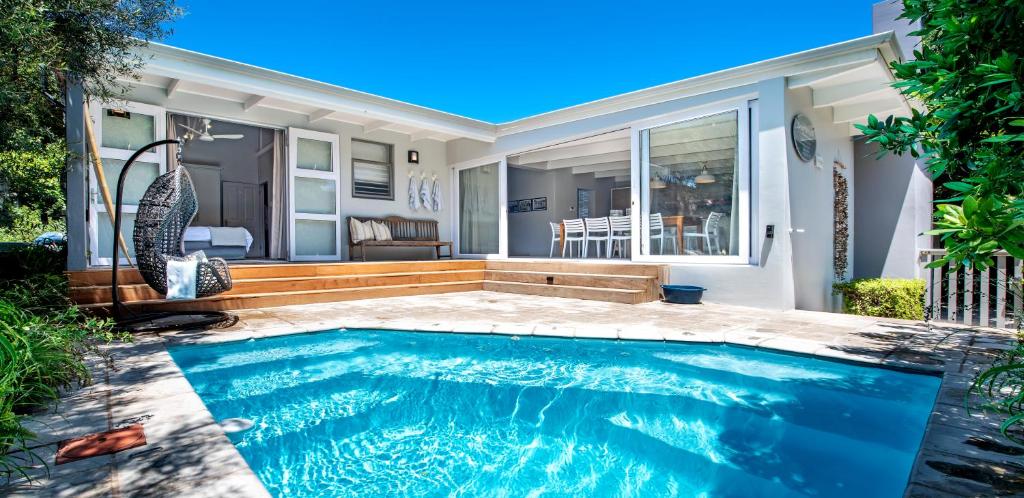 uma piscina no quintal de uma casa em Driftwood by The Oyster Collection em Kenton on Sea