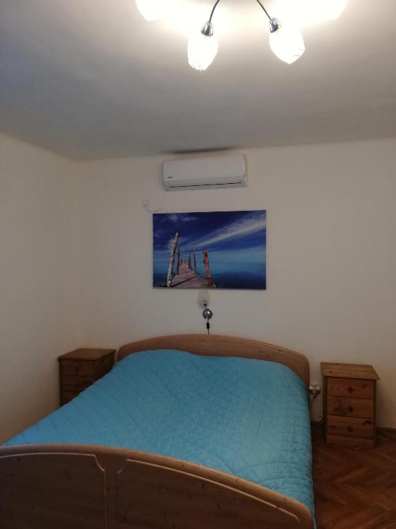 Posteľ alebo postele v izbe v ubytovaní Örökzöld Apartman Szeged