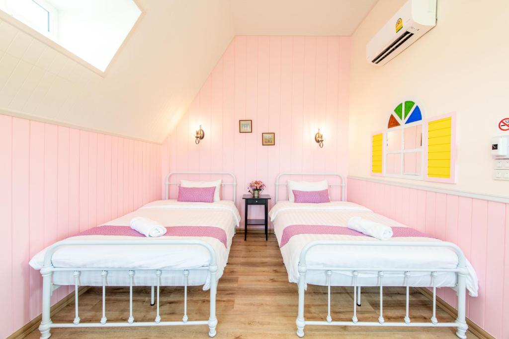 Postel nebo postele na pokoji v ubytování Baan Kang Hun Pua Cottage