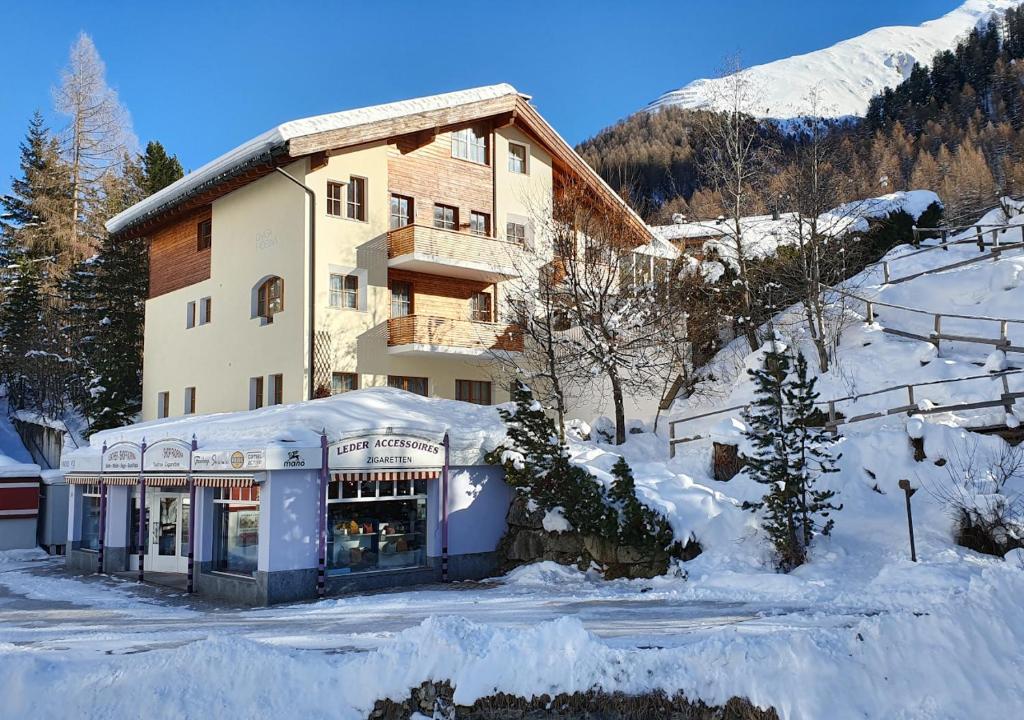 ein Gebäude mit Schnee auf dem Boden davor in der Unterkunft Chasa Fadrina in Samnaun