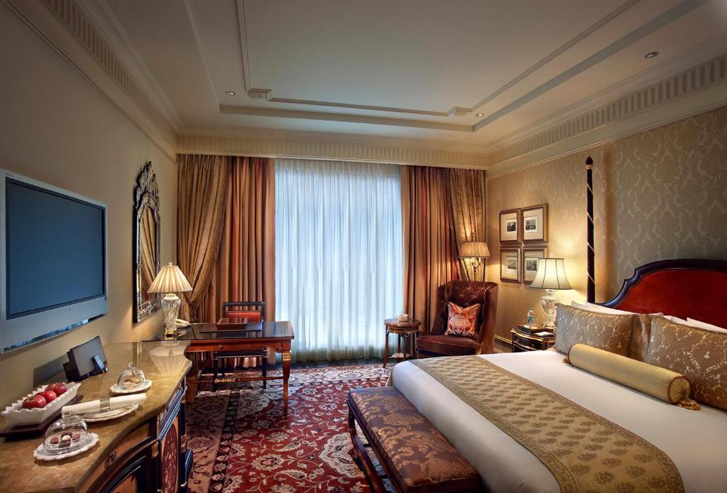 Postel nebo postele na pokoji v ubytování The Leela Palace New Delhi