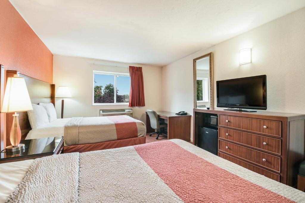 Postel nebo postele na pokoji v ubytování Motel 6-Tinton Falls, NJ