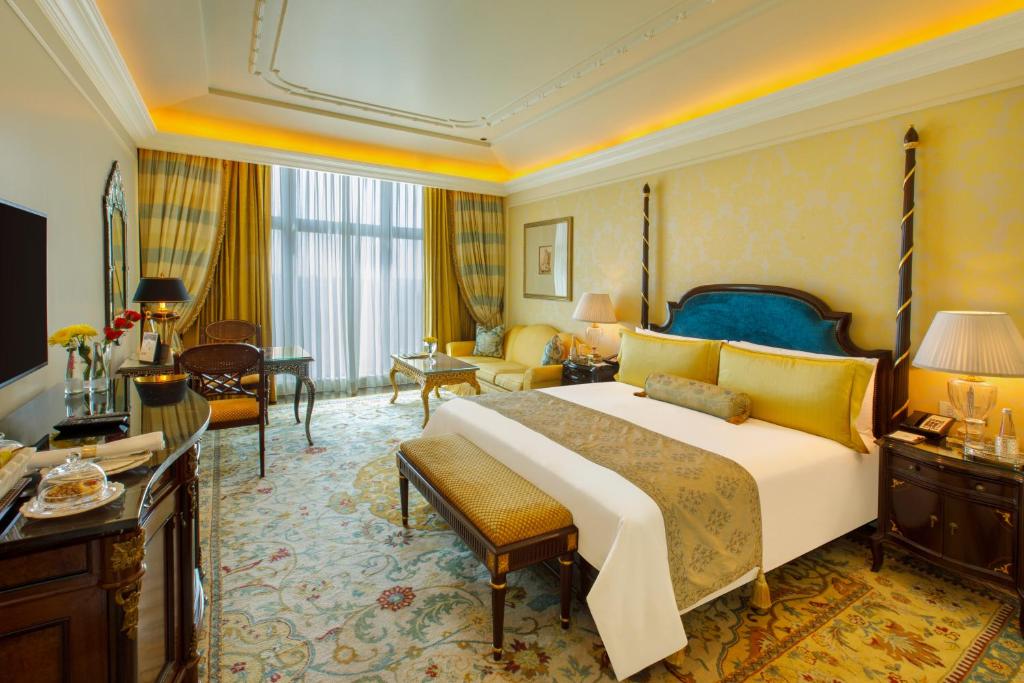 Postel nebo postele na pokoji v ubytování The Leela Palace New Delhi