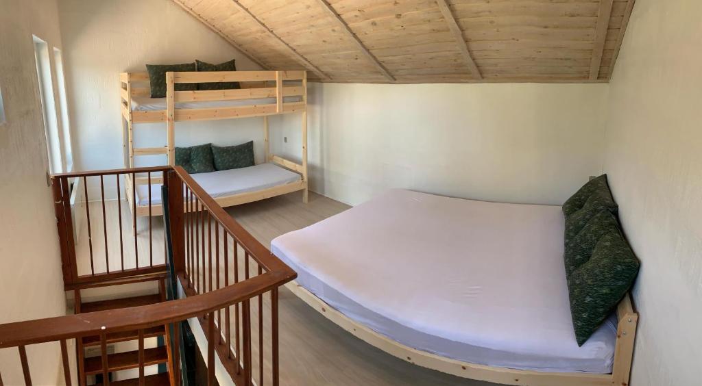 Zimmer mit einem Bett und einem Etagenbett in der Unterkunft Ristinge Ferielejligheder in Humble