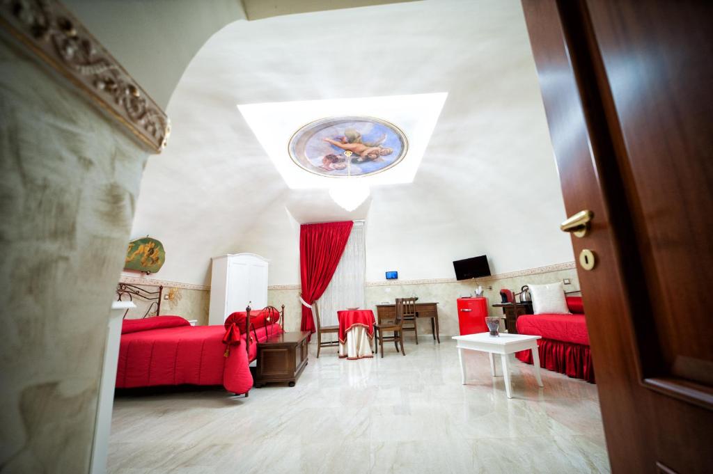 una sala de estar con sofás rojos y una mesa. en B&B Punto Stella, en Nápoles