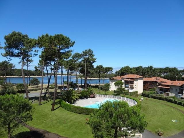 uma vista aérea de um resort com uma piscina em Ysaura em Soustons