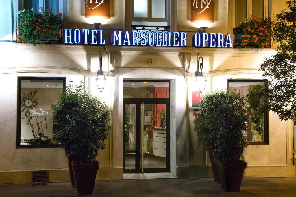 un edificio con un cartello di apertura dell'hotel di Louvre Marsollier Opera a Parigi