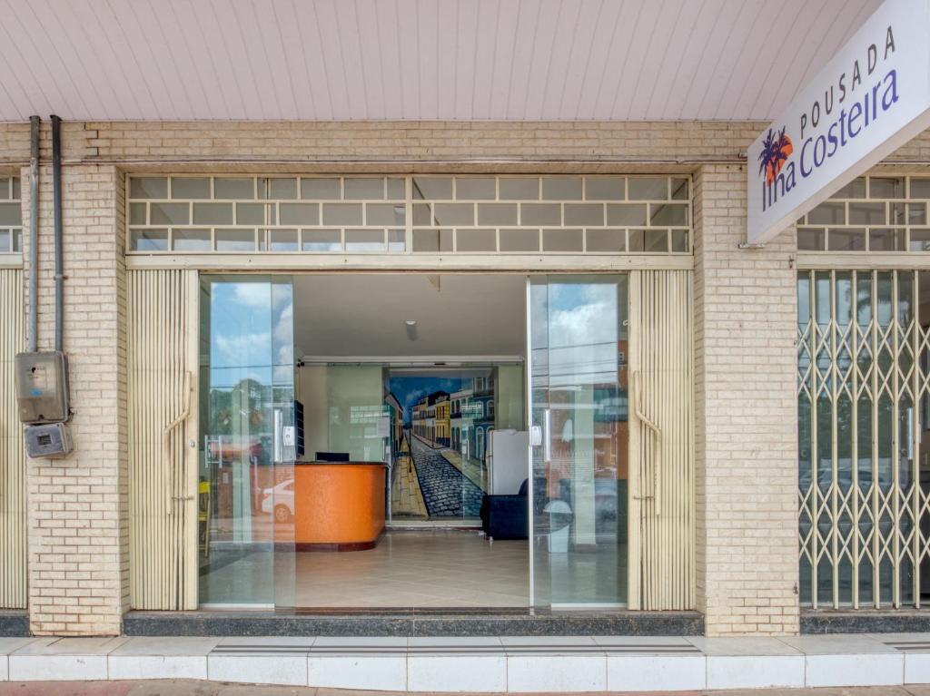 uma frente de loja com uma grande janela de vidro em Pousada Ilha Costeira em São Luís