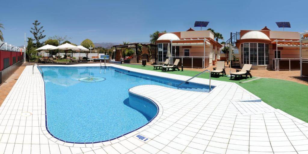 Bazén v ubytování Siesta Suites nebo v jeho okolí