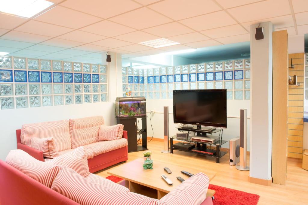 TV a/nebo společenská místnost v ubytování Siesta Suites