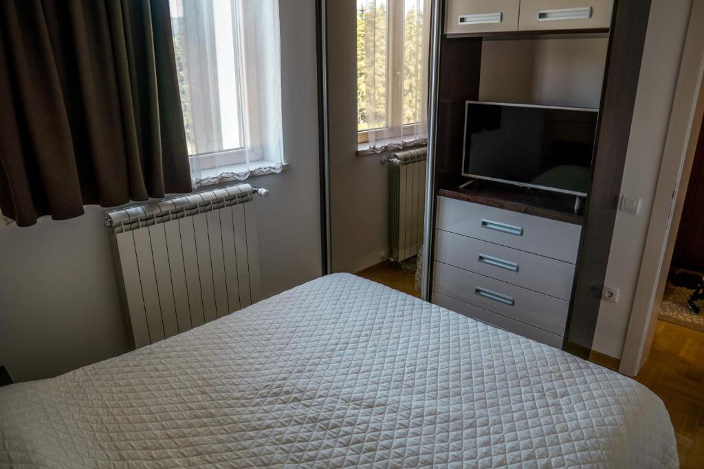 Postel nebo postele na pokoji v ubytování VILA JEZERO