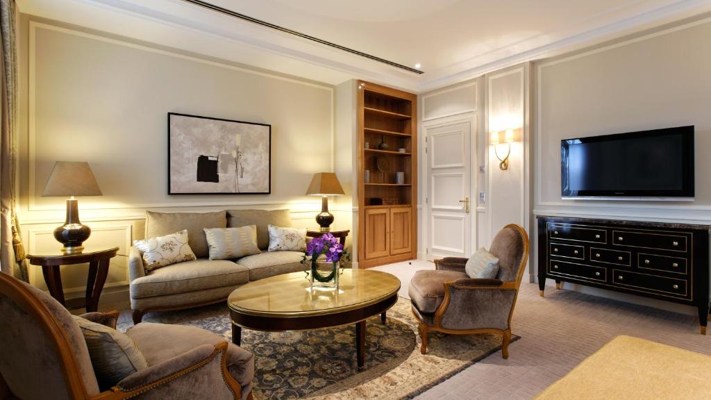 TV a/nebo společenská místnost v ubytování Hotel Le Plaza Brussels