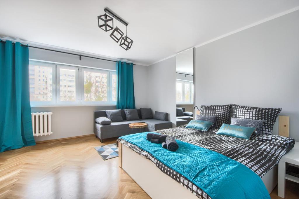 - une chambre avec un lit et un canapé dans l'établissement Apartament Centrum-Solidarnosci, à Varsovie