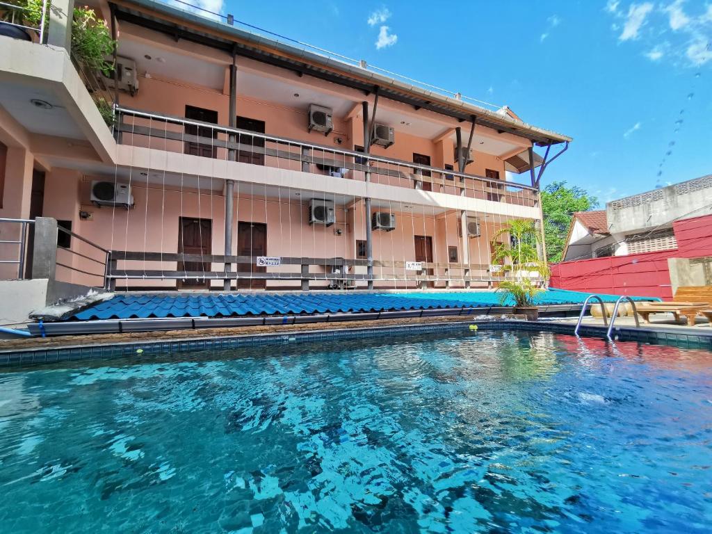 Bazén v ubytování Baan Veerakit Hotel nebo v jeho okolí