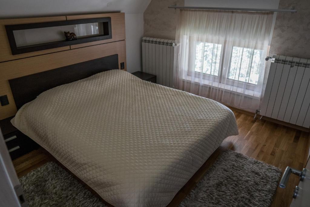 Postel nebo postele na pokoji v ubytování VILA JEZERO