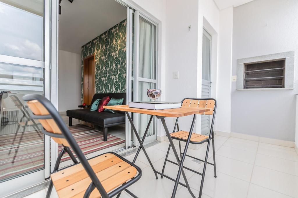  Apartamento de 02 QTS no bairro Goiabeiras. Todo mobiliado. Vista incrível.