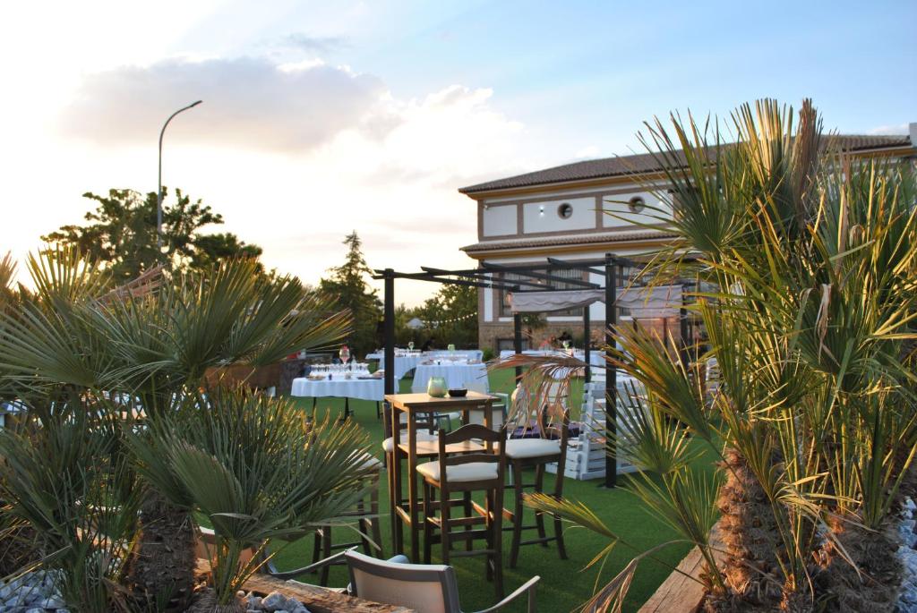 Vonkajšia záhrada v ubytovaní Hotel Restaurante Dama de Baza