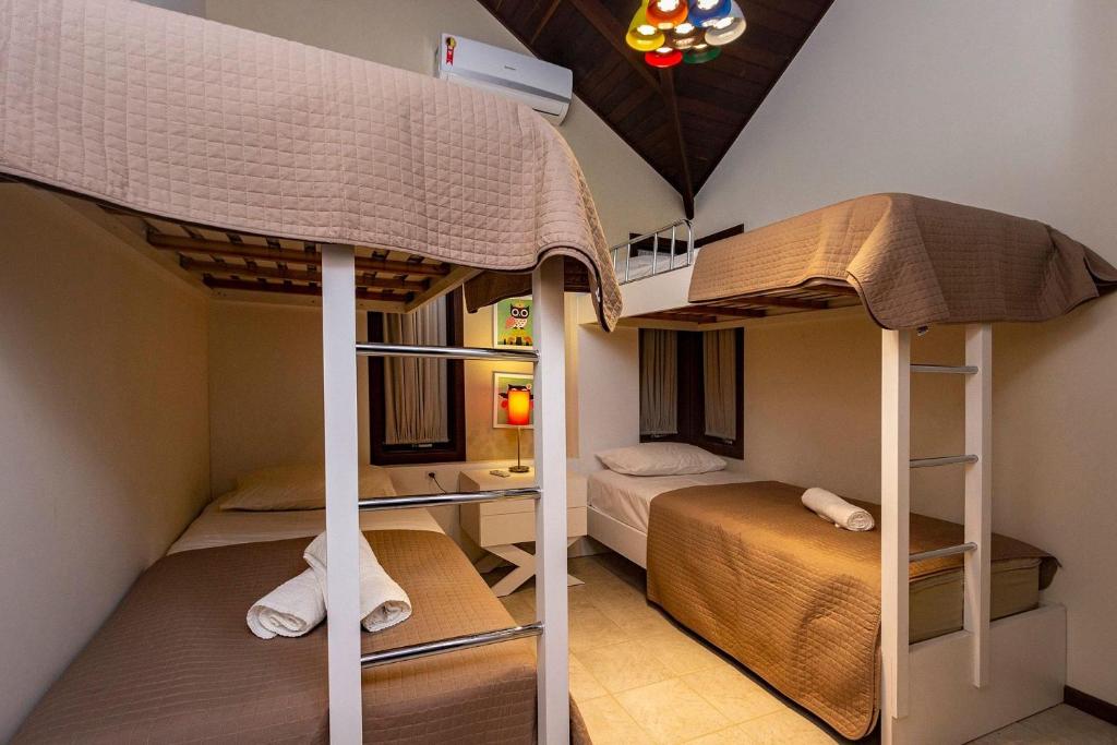  Casa de Férias no Centro de Bombinhas - 3 dorms 8 pessoas - Localização Privilegiada