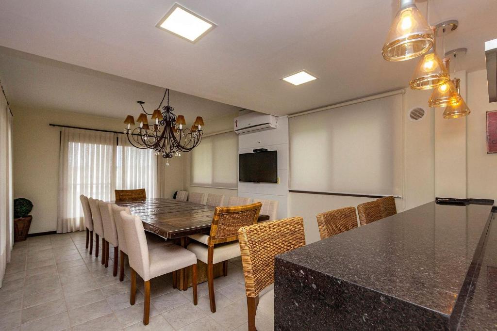  Casa de Férias no Centro de Bombinhas - 3 dorms 8 pessoas - Localização Privilegiada