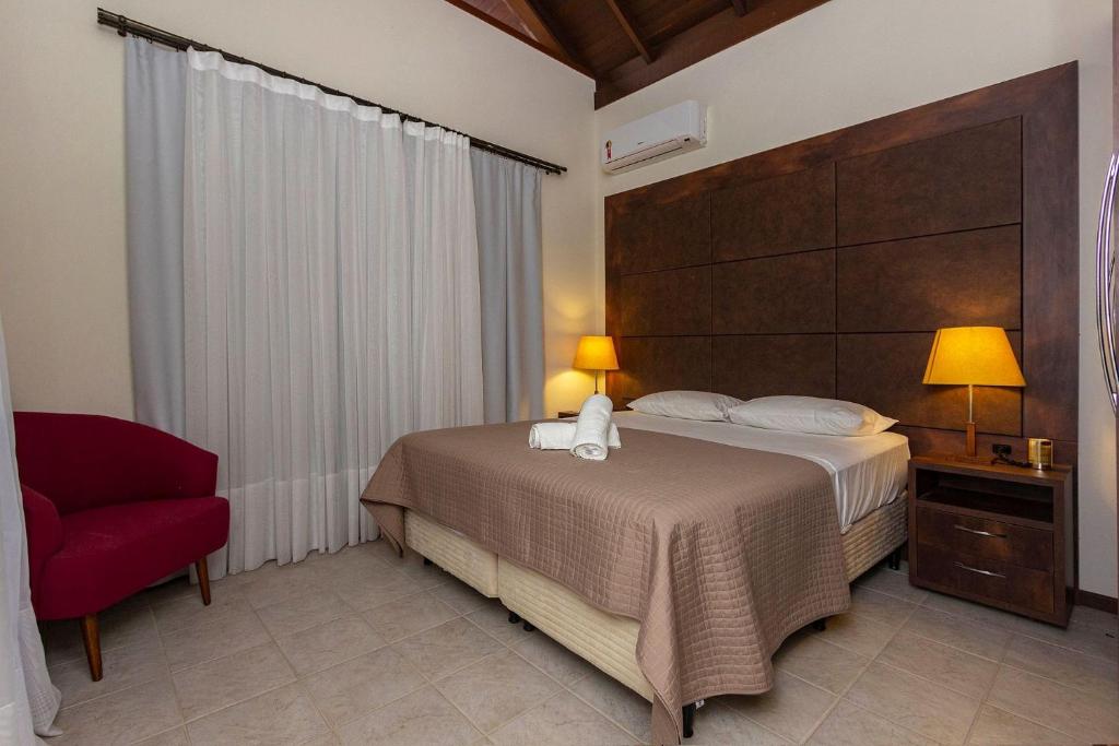  Casa de Férias no Centro de Bombinhas - 3 dorms 8 pessoas - Localização Privilegiada