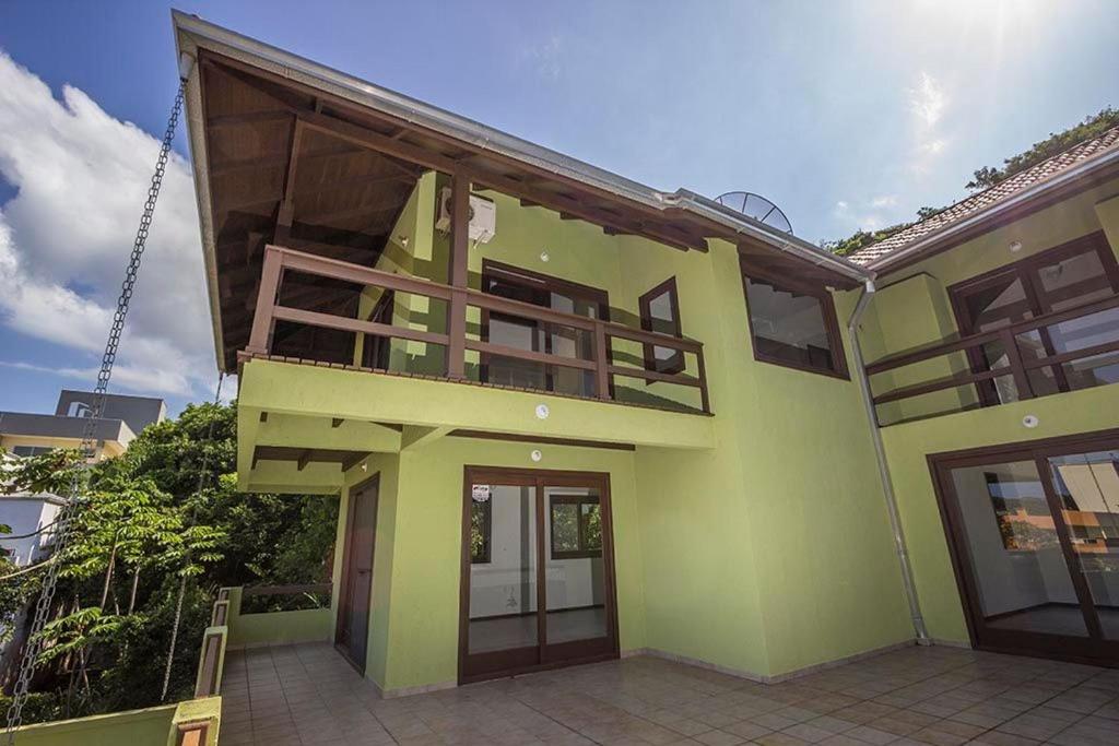  Casa de Férias no Centro de Bombinhas - 3 dorms 8 pessoas - Localização Privilegiada