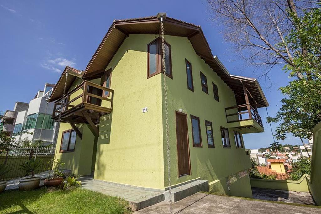  Casa de Férias no Centro de Bombinhas - 3 dorms 8 pessoas - Localização Privilegiada