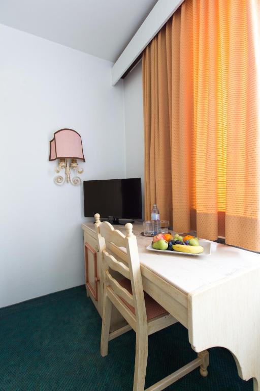 TV a/nebo společenská místnost v ubytování Schlosshotel Dörflinger