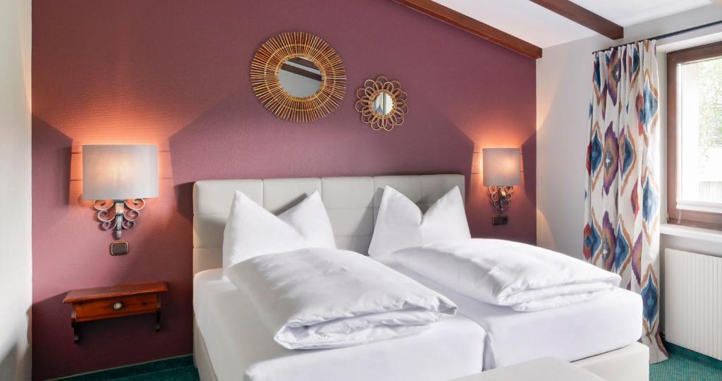 Postel nebo postele na pokoji v ubytování Schlosshotel Dörflinger