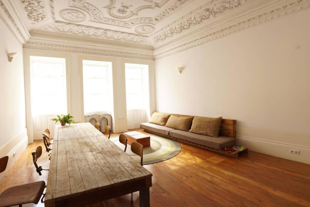 een woonkamer met een bank en een tafel bij Alegria 1º in Porto