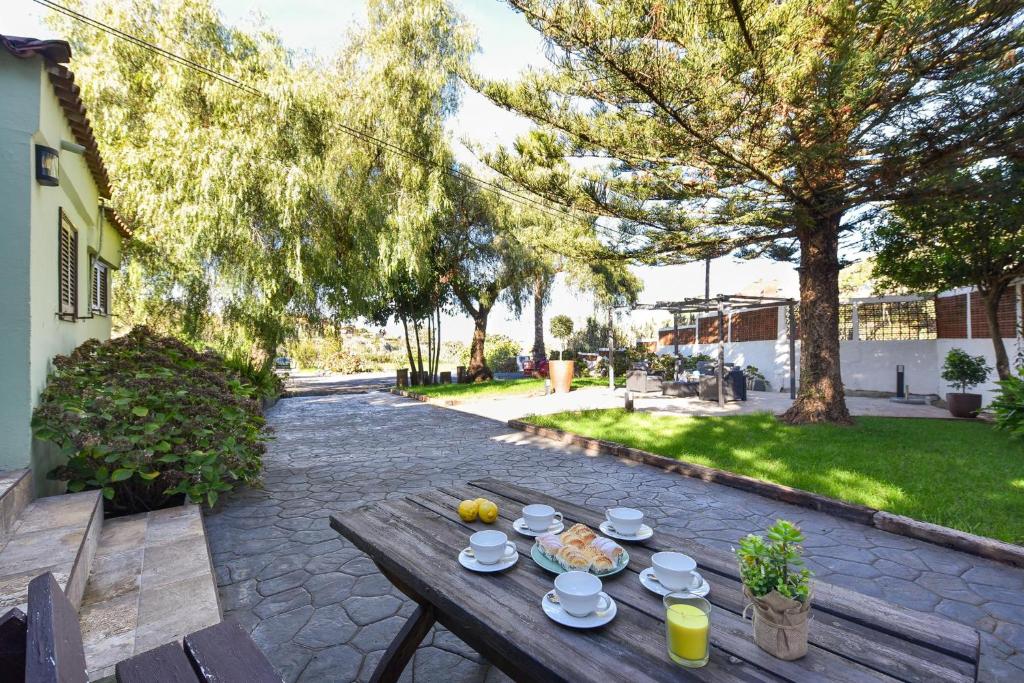 einen Holztisch mit Tellern aus Essen auf einer Terrasse in der Unterkunft Finca Solis family cottage PM in Vega de San Mateo