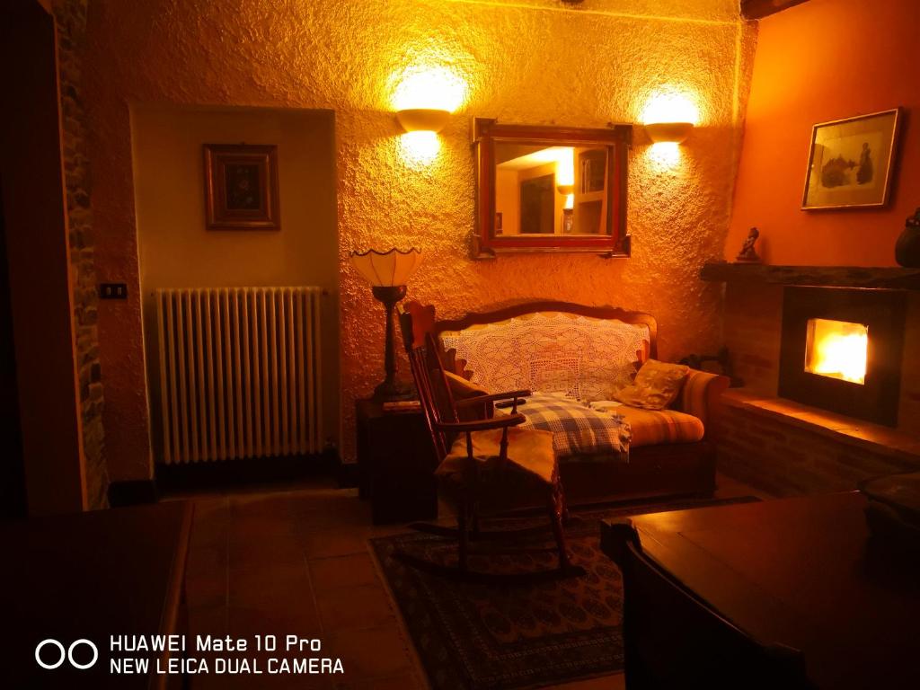 聖彼得羅泰爾梅堡的住宿－Il Baiocchino，一间卧室配有一张床、一把椅子和镜子
