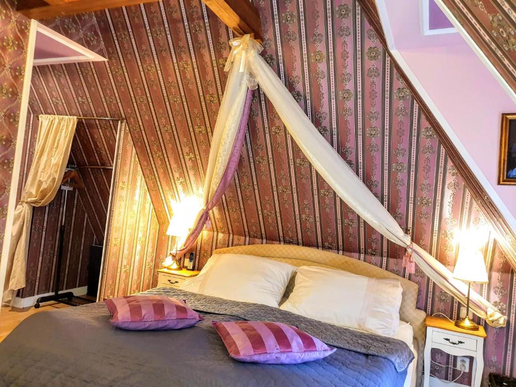 Postel nebo postele na pokoji v ubytování Rezidence Zámeček - Boutique Hotel